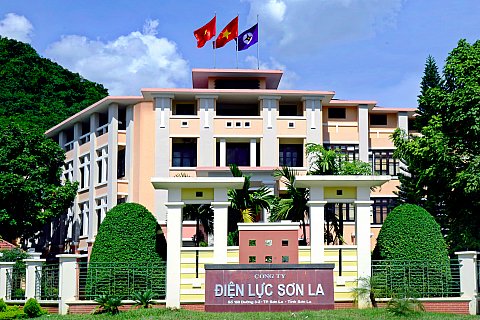 LẮP ĐẶT THÀNH CÔNG MÁY BIẾN ÁP 5MVA VÀO TRẠM TRÊN LƯỚI ĐIỆN TỈNH SƠN LA